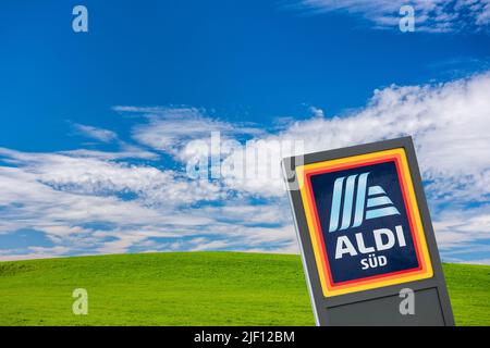 AUGSBURG, GERMANIA – 16 GIUGNO 2022: Segno pubblicitario del discount ALDI di fronte a un cielo con nuvole Foto Stock