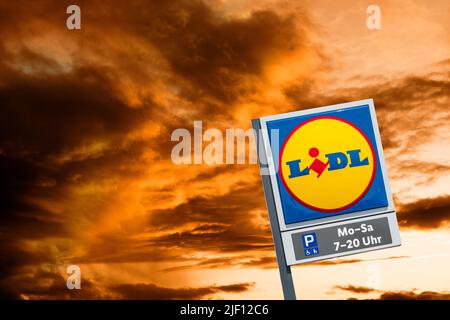 AUGSBURG, GERMANIA – 16 GIUGNO 2022: Segno pubblicitario del negozio discounter LIDL di fronte a un cielo con le nuvole Foto Stock