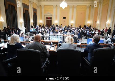 Washington, Stati Uniti. 28th giugno 2022. Il Comitato di selezione della Camera degli Stati Uniti tiene un'audizione per indagare sull'attacco del 6 gennaio al Campidoglio degli Stati Uniti, a Capitol Hill a Washington, DC, martedì 28 giugno 2022. Pool Photo by Mandel Ngan/UPI Credit: UPI/Alamy Live News Foto Stock