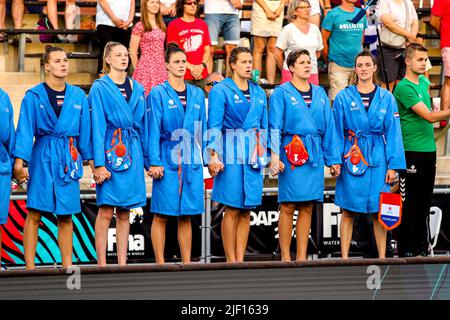 BUDAPEST, UNGHERIA-GIUGNO 28: R-L) Sabrina van der Sloot (c) dei Paesi Bassi, Laura Aarts dei Paesi Bassi, Iris Wolves dei Paesi Bassi, Brigitte Sleeking dei Paesi Bassi, Lola Moolhuizen dei Paesi Bassi, Simone van de Kraats dei Paesi Bassi durante i campionati mondiali FINA Budapest 2022 Quarter Final Match Grecia / Paesi Bassi il 28 giugno 2022 a Budapest, Ungheria (Foto di Albert ten Hove/Orange Pictures) Foto Stock