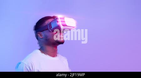 Uomo nero emozionato che indossa occhiali vr guardando lo spazio per le copie Foto Stock