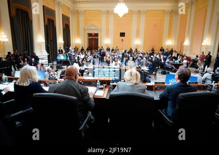 Washington, DC. 28th giugno 2022. Il Comitato di selezione della Camera degli Stati Uniti tiene un'audizione per indagare sull'attacco del 6 gennaio al Campidoglio degli Stati Uniti, a Capitol Hill a Washington, DC, il 28 giugno 2022. Credit: Mandel Ngan/Pool via CNP/dpa/Alamy Live News Foto Stock