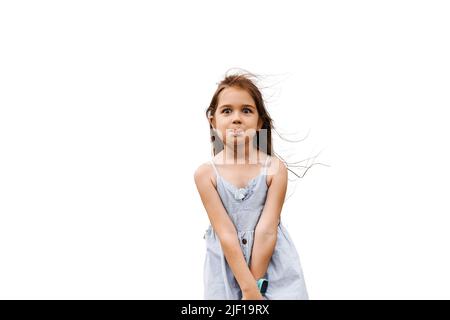 Adorabile ragazza sconvolto bambino piangendo su sfondo bianco. Il bambino piangente chiude il viso con le mani. Problemi del bambino Foto Stock