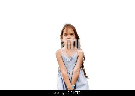 Adorabile ragazza sconvolto bambino piangendo su sfondo bianco. Il bambino piangente chiude il viso con le mani. Problemi del bambino Foto Stock