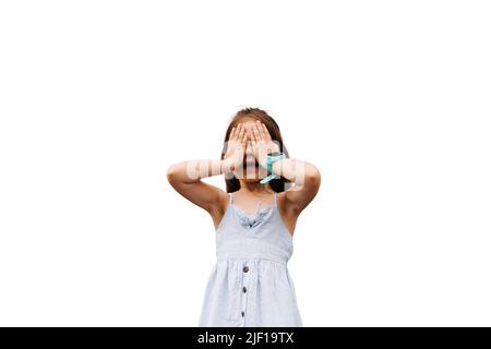 Il bambino piangente chiude il viso con le mani. Adorabile ragazza sconvolto bambino piangendo su sfondo bianco. Problemi del bambino Foto Stock