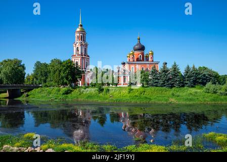 L'antica Cattedrale della Resurrezione alla confluenza del polista e del fiume Porus. Staraya Russa, Russia Foto Stock