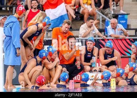 BUDAPEST, UNGHERIA - GIUGNO 28: Brigitte Sleeking dei Paesi Bassi, Iris Wolves dei Paesi Bassi, Kitty Joustra dei Paesi Bassi, assistente Richard van Eck dei Paesi Bassi, capo allenatore Evangelos Doudesis dei Paesi Bassi, Lola Moolhuizen dei Paesi Bassi, Maxine Schaap dei Paesi Bassi, Laura Aarts dei Paesi Bassi, Sabrina van der Sloot (c) dei Paesi Bassi, Ilse Koolhaas dei Paesi Bassi, Bente Rogge dei Paesi Bassi, Vivian Sevenich dei Paesi Bassi durante i campionati mondiali FINA Budapest 2022 Quarter Final Match Grecia contro Paesi Bassi il 28 giugno 2022 a Budap Foto Stock