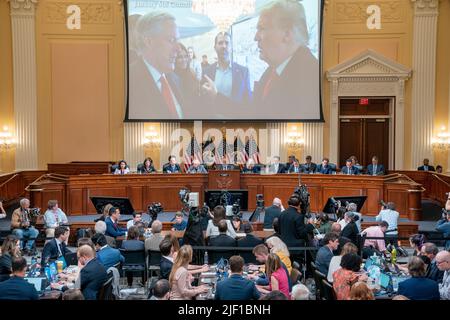 Washington, DC, Stati Uniti. 28th giugno 2022. Una foto del presidente degli Stati Uniti Donald J Trump dal back stage del raduno di gennaio 6th è esposta come Cassidy Hutchinson, ex Assistente Speciale del presidente Trump, Testimonia durante la sesta audizione pubblica da parte della Commissione selezione Casa di indagare l'attacco del 6th gennaio al Campidoglio degli Stati Uniti il 28 giugno 2022. (Foto di Pool/Sipa USA) Credit: Sipa USA/Alamy Live News Foto Stock