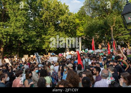 I manifestanti che detengono cartelli di cartone dopo che la Corte Suprema ha rovesellato Roe contro Wade. Piazza Foley. Foto Stock