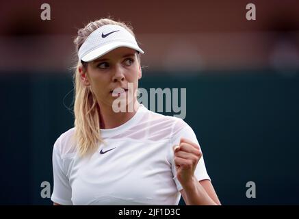 Katie Boulter durante la sua partita contro Clara Burel il secondo giorno dei campionati di Wimbledon 2022 all'All England Lawn Tennis and Croquet Club, Wimbledon. Data foto: Martedì 28 giugno 2022. Foto Stock