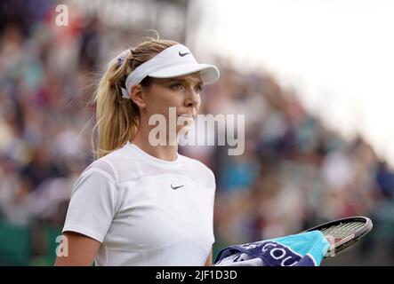 Katie Boulter durante la sua partita contro Clara Burel il secondo giorno dei campionati di Wimbledon 2022 all'All England Lawn Tennis and Croquet Club, Wimbledon. Data foto: Martedì 28 giugno 2022. Foto Stock