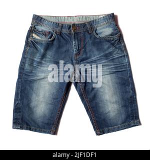 pantaloncini in denim su sfondo bianco Foto Stock