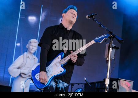 Pilton, Somerset, Regno Unito. 26th giugno 2022. Il cantante e chitarrista John Anthony White, ne Gillis, comunemente noto come Jack White III, revivalista di garage, si esibisce dal vivo sul palco del Parco al Festival di Glastonbury. È stato vincitore del 12 Time Grammy Award ed ex frontman del duo The White Stripes della rock band americana. (Credit Image: © Dawn Fletcher-Park/SOPA Images via ZUMA Press Wire) Foto Stock