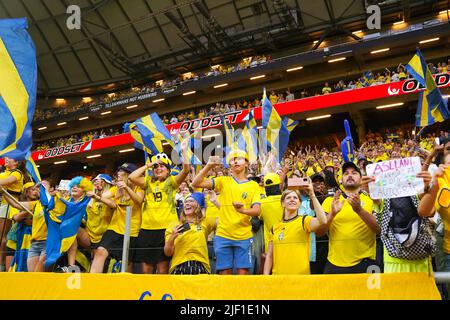 Stoccolma, Svezia. 28th giugno 2022. Stoccolma, Svezia, giugno 28th 2022: I tifosi festeggiano la loro vittoria durante la partita di calcio femminile internazionale tra Svezia e Brasile presso la Friends Arena di Stoccolma, Svezia. (Daniela Porcelli/SPP) Credit: SPP Sport Press Photo. /Alamy Live News Foto Stock