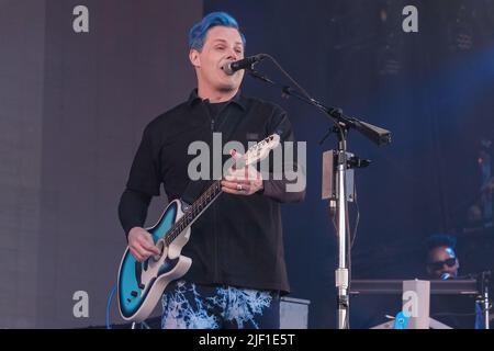 Pilton, Somerset, Regno Unito. 26th giugno 2022. Il cantante e chitarrista John Anthony White, ne Gillis, comunemente noto come Jack White III, revivalista di garage, si esibisce dal vivo sul palco del Parco al Festival di Glastonbury. È stato vincitore del 12 Time Grammy Award ed ex frontman del duo The White Stripes della rock band americana. (Credit Image: © Dawn Fletcher-Park/SOPA Images via ZUMA Press Wire) Foto Stock