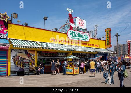 Il famoso ristorante fast food Nathan's sul Riegelmann Boardwalk nel parco divertimenti Coney Island nel quartiere Brooklyn di New York, Stati Uniti Foto Stock