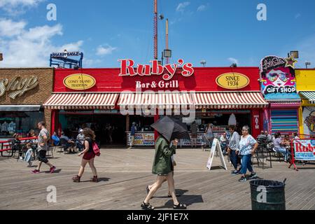 Ruby's Bar & Grill sul Riegelmann Boardwalk nell'area del parco divertimenti di Coney Island nel quartiere di Brooklyn di New York, Stati Uniti d'America Foto Stock