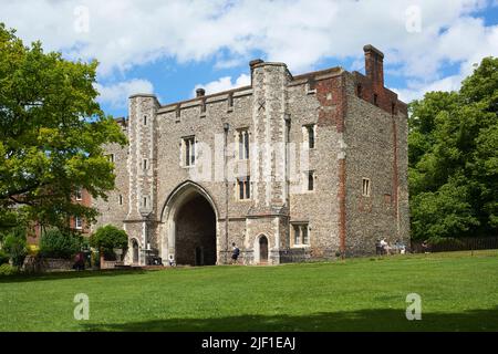 La porta medievale dell'Abbazia di St Albans nel terreno della cattedrale, St Albans, Hertfordshire, South East England Foto Stock