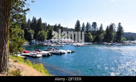 Il molo con barche ormeggiate sul lago Arrowhead, California Foto Stock