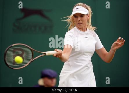 Katie Boulter durante la sua partita contro Clara Burel il secondo giorno dei campionati di Wimbledon 2022 all'All England Lawn Tennis and Croquet Club, Wimbledon. Data foto: Martedì 28 giugno 2022. Foto Stock