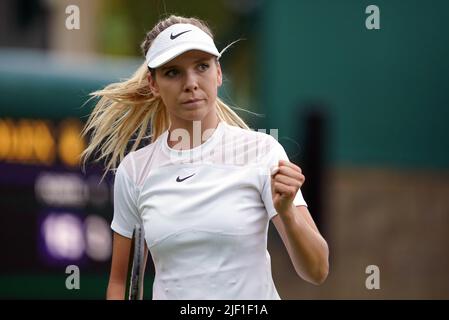 Katie Boulter durante la sua partita contro Clara Burel il secondo giorno dei campionati di Wimbledon 2022 all'All England Lawn Tennis and Croquet Club, Wimbledon. Data foto: Martedì 28 giugno 2022. Foto Stock