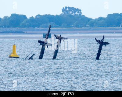 Sheerness, Kent, Regno Unito. 28th giugno 2022. Una lettera pubblicata oggi dal MP Gordon Henderson conferma l'operazione principale per tagliare le mast fuori SS Richard Montgomery naufragio 1,5 miglia da Sheerness, Kent è stato ritardato fino alla primavera 2023. Tuttavia, quest'estate saranno intrapresi dei lavori per eliminare "un'eventuale ordinanza inesplosa che è stata identificata intorno al relitto" secondo una lettera ricevuta dal parlamentare Robert Cudts, ministro dell'aviazione, del mare e della sicurezza. PIC: I tre alberi del naufragio sono stati raffigurati questa sera in bassa marea. Credit: James Bell/Alamy Live News Foto Stock