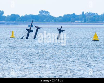 Sheerness, Kent, Regno Unito. 28th giugno 2022. Una lettera pubblicata oggi dal MP Gordon Henderson conferma l'operazione principale per tagliare le mast fuori SS Richard Montgomery naufragio 1,5 miglia da Sheerness, Kent è stato ritardato fino alla primavera 2023. Tuttavia, quest'estate saranno intrapresi dei lavori per eliminare "un'eventuale ordinanza inesplosa che è stata identificata intorno al relitto" secondo una lettera ricevuta dal parlamentare Robert Cudts, ministro dell'aviazione, del mare e della sicurezza. PIC: I tre alberi del naufragio sono stati raffigurati questa sera in bassa marea. Credit: James Bell/Alamy Live News Foto Stock