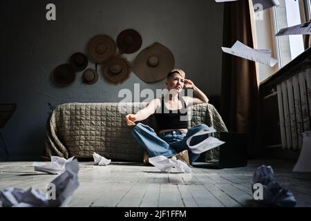 Burnout del lavoro, stress cronico sul posto di lavoro, esaurimento. Arrabbiato stressava la giovane donna che lavorava sul laptop Foto Stock