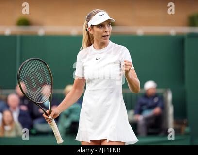 Katie Boulter durante la sua partita contro Clara Burel il secondo giorno dei campionati di Wimbledon 2022 all'All England Lawn Tennis and Croquet Club, Wimbledon. Data foto: Martedì 28 giugno 2022. Foto Stock