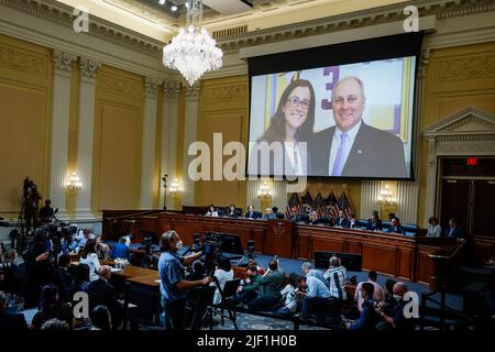 WASHINGTON, DC - GIUGNO 28: Un'immagine di Cassidy Hutchinson, un ex primo aiutante della Casa Bianca di Trump Capo dello staff Mark Meadows, E il fianco della minoranza della Camera degli Stati Uniti Steve Scalise (repubblicano della Louisiana) è mostrato come Hutchinson testimonia durante la sesta udienza dalla Commissione di selezione della Camera sull'insurrezione di gennaio 6th nell'edificio dell'ufficio della Camera di Cannon il 28 giugno 2022 a Washington, DC. Il comitato bipartisan, che ha raccolto prove per quasi un anno relative all'attacco del gennaio 6 al Campidoglio degli Stati Uniti, sta presentando i suoi risultati in una serie di audizioni televisive. Il 6 gennaio 2021 Foto Stock