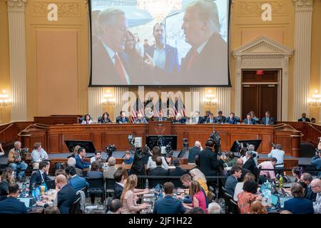 Washington, DC. 28th giugno 2022. Una foto del presidente degli Stati Uniti Donald J Trump dal back stage del raduno di gennaio 6th è esposta come Cassidy Hutchinson, ex Assistente Speciale del presidente Trump, Testimonia durante la sesta audizione pubblica da parte della Commissione selezione Casa di indagare l'attacco del 6th gennaio al Campidoglio degli Stati Uniti a Capitol Hill a Washington, DC, 28 giugno 2022. A differenza di diverse audizioni precedenti, questa audizione è stata annunciata con soli 24 ore di anticipo. Credit: Shawn Thew/Pool via CNP/dpa/Alamy Live News Foto Stock