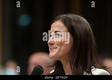 Cassidy Hutchinson, un aiutante dell'ex Capo della Casa Bianca dello staff Mark Meadows, appare il sesto giorno del Comitato di selezione della Casa degli Stati Uniti per indagare sull'attacco del 6th gennaio all'udienza del Campidoglio degli Stati Uniti a Capitol Hill a Washington, DC il 28 giugno 2022. Credito: Rod Lammey/CNP Foto Stock