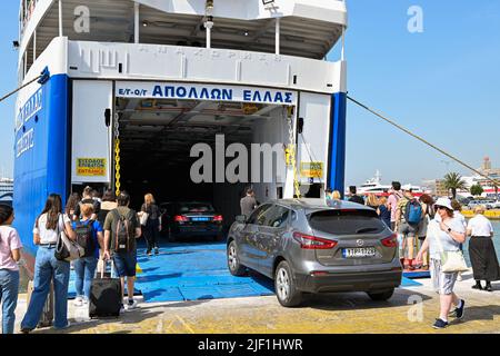 Pireo, Atene, Grecia - Giugno 2022: Persone e veicoli a bordo di un traghetto nel porto di Piraesu per viaggiare per l'isola di Egina. Foto Stock