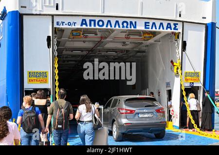 Pireo, Atene, Grecia - Giugno 2022: Persone e veicoli a bordo di un traghetto nel porto di Piraesu per viaggiare per l'isola di Egina. Foto Stock