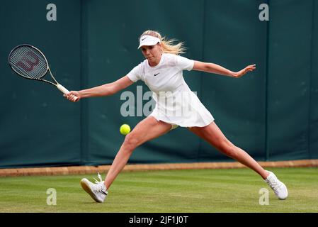 Katie Boulter durante la sua partita contro Clara Burel il secondo giorno dei campionati di Wimbledon 2022 all'All England Lawn Tennis and Croquet Club, Wimbledon. Data foto: Martedì 28 giugno 2022. Foto Stock