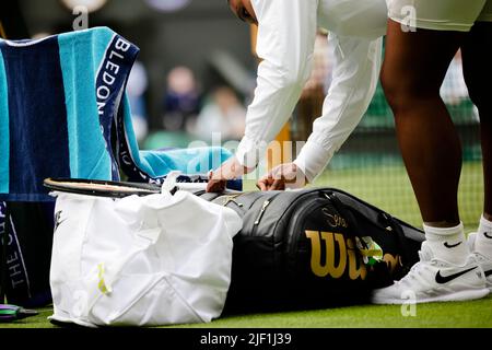 Londra, UK, 28th giugno 2022: Serena Williams (USA) durante il Wimbledon Tennis Championships 2022 presso l'All England Lawn Tennis and Croquet Club di Londra. Credit: Frank Molter/Alamy Live news Foto Stock