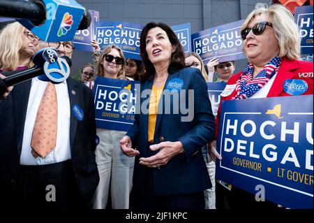 New York City, Stati Uniti. 28th giugno 2022. Il governatore dello stato di New York, Kathy Hochul (D) e il rappresentante degli Stati Uniti, Jerrold Nadler (D-NY) che si batte vicino all'entrata di 86th Street alla metropolitana di Second Avenue. Credit: SOPA Images Limited/Alamy Live News Foto Stock