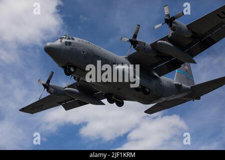 Airforce C130 volo aereo e atterraggio all'aeroporto Foto Stock