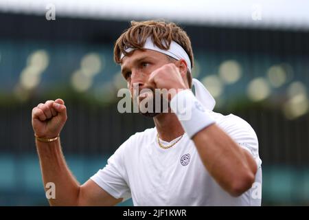 Liam Broady della Gran Bretagna celebra la vittoria nel 5th contro Lukas Klein nel primo round di campo 17 durante il secondo giorno dei campionati Wimbledon 2022 all'All England Lawn Tennis and Croquet Club, Wimbledon. Data foto: Martedì 28 giugno 2022. Foto Stock