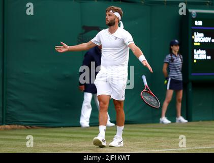 Liam Broady della Gran Bretagna celebra la vittoria nel 5th contro Lukas Klein nel primo round di campo 17 durante il secondo giorno dei campionati Wimbledon 2022 all'All England Lawn Tennis and Croquet Club, Wimbledon. Data foto: Martedì 28 giugno 2022. Foto Stock