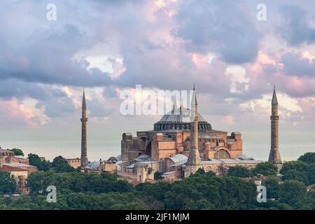 Hagia Sophia al tramonto, l'ex cattedrale e la moschea ottomana a Istambul, Turchia Foto Stock