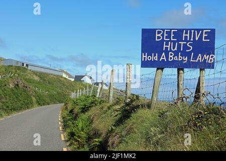 Cartello per le attrazioni turistiche vicino a Dingle, in Irlanda rurale Foto Stock