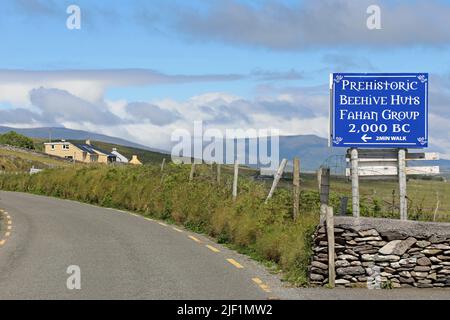 Insegna per le capanne preistoriche di Beehive vicino a Dingle sulla Slea Head Drive Foto Stock