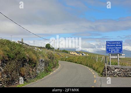 Insegna per le capanne preistoriche di Beehive vicino a Dingle sulla Slea Head Drive Foto Stock