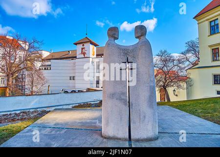 BRNO, REPUBBLICA CECA - 10 MARZO 2022: Il moderno monumento a San Cirillo e Metodio nel cortile della Cattedrale dei Santi Pietro e Paolo, il 10 marzo i Foto Stock