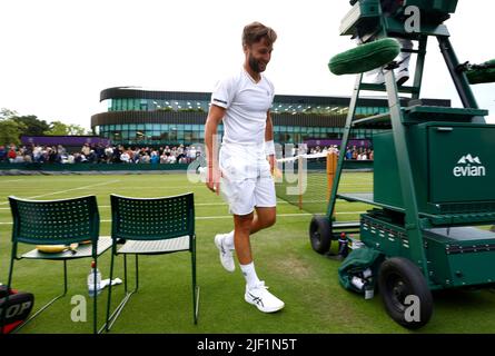 Liam Broady della Gran Bretagna dopo la vittoria nel 5th ha messo contro Lukas Klein nel primo round di campo 17 durante il secondo giorno dei campionati Wimbledon 2022 all'All England Lawn Tennis and Croquet Club, Wimbledon. Data foto: Martedì 28 giugno 2022. Foto Stock