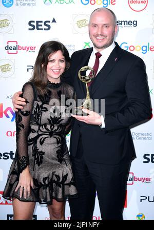 Foto del file datata 12/03/2019 di Deborah James (a sinistra) e Steve Bland con il premio per il miglior Podcast per lo show You, Me and The Big C al TRIC Awards 2019 50th Birthday Celebration tenutosi al Grosvenor House Hotel di Londra. Il Podcaster e l'attivista del cancro dell'intestino, Dame Deborah James, è morto all'età di 40 anni, la sua famiglia ha annunciato. Data di emissione: Martedì 28 giugno 2022. Foto Stock