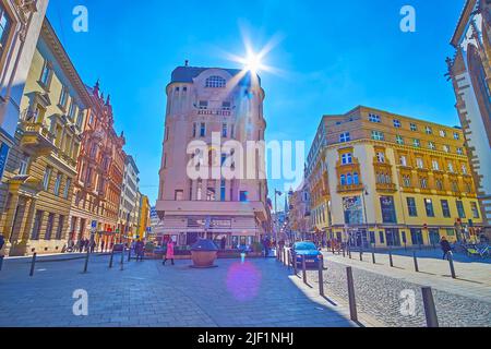 BRNO, REPUBBLICA CECA - 10 MARZO 2022: Passeggiata nel centro della città di Brno, godendo della straordinaria architettura circostante, il 10 marzo a Brno, Repubblica Ceca Foto Stock