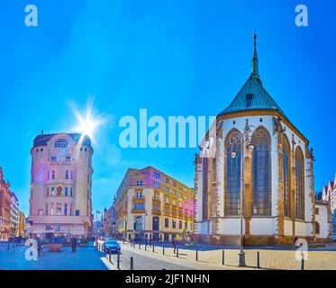 BRNO, REPUBBLICA CECA - 10 MARZO 2022: Panorana di Piazza San Giacomo con grande complesso di edifici circostanti, il 10 marzo a Brno, Repubblica Ceca Foto Stock