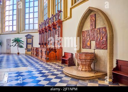 BRNO, REPUBBLICA CECA - 10 MARZO 2022: Il modesto interno gotico della Chiesa di San Giacomo, il 10 marzo a Brno, Repubblica Ceca Foto Stock